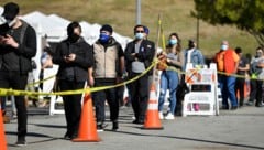 Menschen stehen im Lincoln Park in Losa Angeles Schlange, um sich gegen das Coronavirus impfen zu lassen. (Bild: AFP)