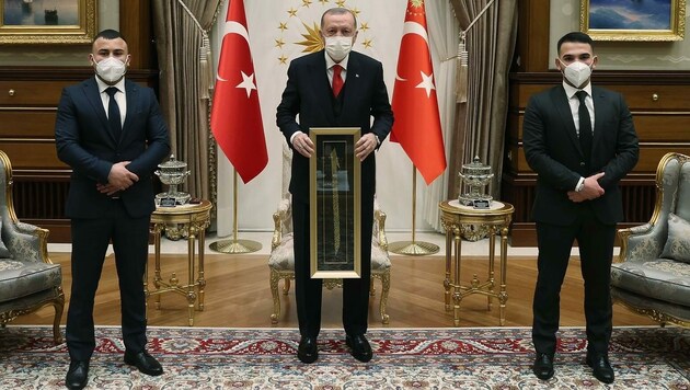 Erdogan, flankiert von Mikail Özen (li.) und Recep Gültekin (Bild: TCCP)