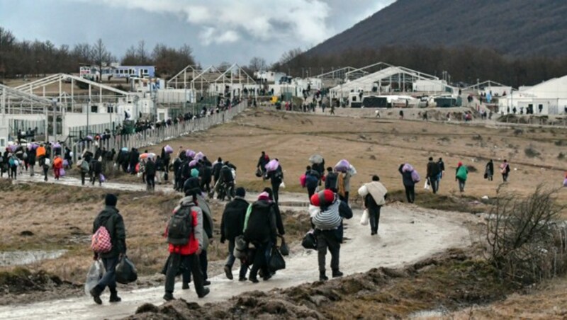 Rund um das bosnische Bihac sind zahlreiche Migranten gestrandet - viele von ihnen sind weiterhin obdachlos. (Bild: AP/Kemal Softic)