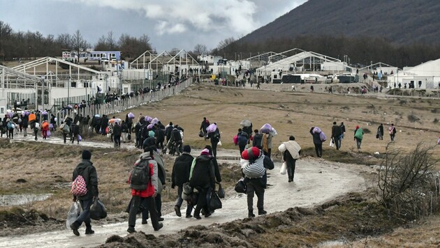 Rund 900 Geflüchtete sind nahe dem bosnischen Bihac gestrandet - eine Verlegung in eine alternative Unterkunft ist an Protesten der lokalen Bevölkerung gescheitert. (Bild: AP/Kemal Softic)