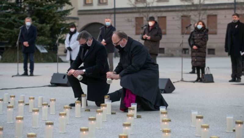 477 Kerzen - eine für jede Person die im vergangenen Jahr in Tirol an Corona verstorben ist, erhellten am Nachmittag den Landhausplatz. (Bild: Land Tirol/G. Berger)