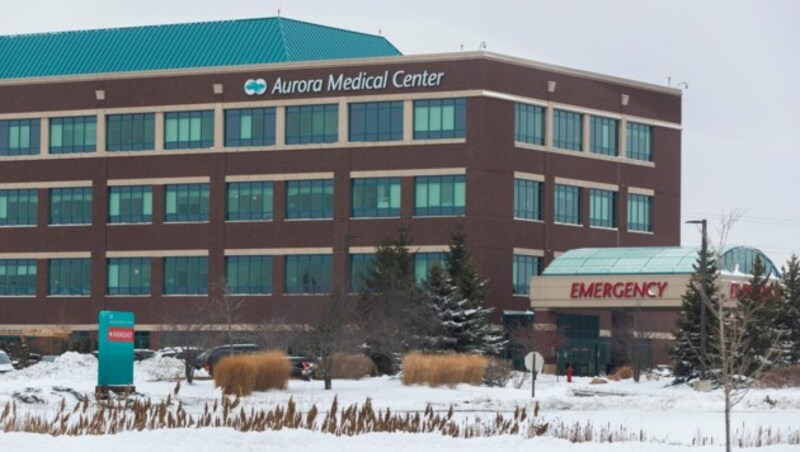 Der Pharmazeut soll im Aurora Medical Center in Grafton/Milwaukee gleich zwei Mal Hunderte Impfdosen über Nacht aus der Kühlung genommen haben. (Bild: AP/Milwaukee Journal Sentinel/Mark Hoffman)