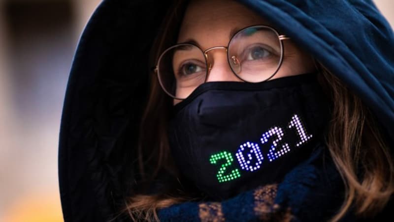 Eine Frau in Hannover feierte mit einer LED-Maske ins neue Jahr. (Bild: APA/dpa/Moritz Frankenberg)