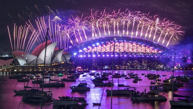 Das Feuerwerk vor der Oper in Sydney ist ein alljährliches Spektakel, das Millionen Zuseher aus aller Welt vor den Bildschirmen verfolgen. (Bild: Photo/Mark Baker)