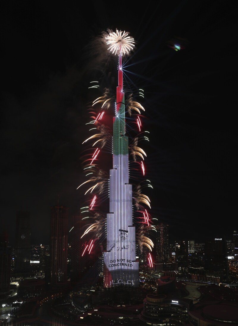 Feuerwerk in Dubai beim Burj Khalifa (Bild: AP Photo/Kamran Jebreili)