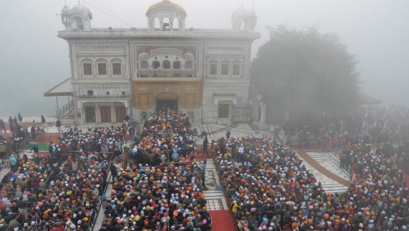 Sikhs in Indien vor dem Golden Temple in Amritsar (Bild: NARINDER NANU / AFP)