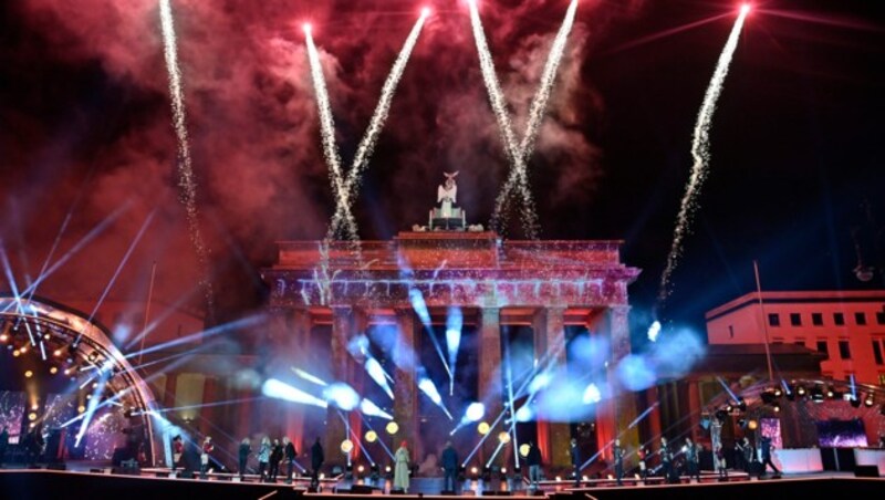 Feuerwerk vor dem Brandenburg Tor (Bild: John MacDougall/Pool Photo via AP)