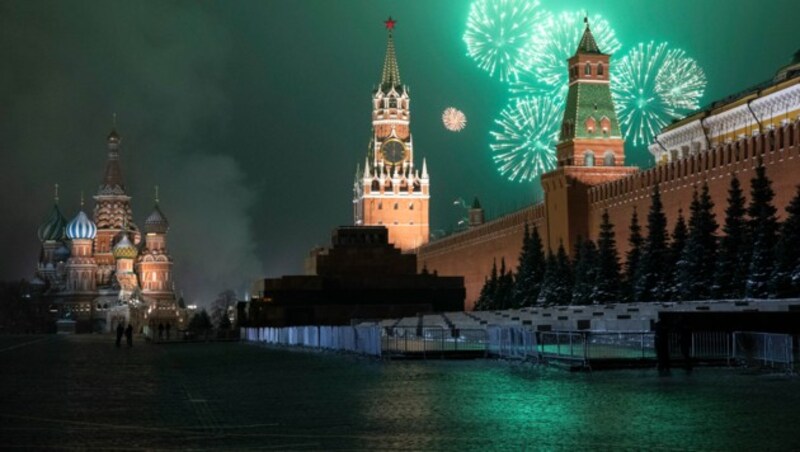 Feuerwerk über dem Moskauer Kreml am Roten Platz. (Bild: AP Photo/Pavel Golovkin)