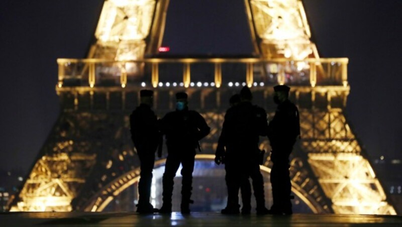 Polizeibeamte führen vor dem Pariser Eiffelturm Kontrollen durch. (Bild: AP Photo/Thibault Camus)