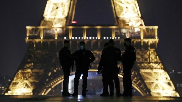 Polizeibeamte führen vor dem Pariser Eiffelturm Kontrollen durch. (Bild: AP Photo/Thibault Camus)