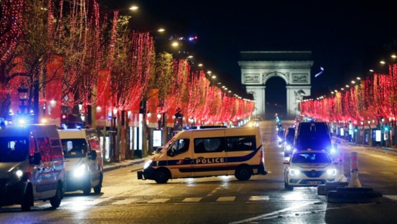 Der Champs Elysees in der französischen Hauptstadt wurde abgesperrt. (Bild: AP Photo/Thibault Camus)