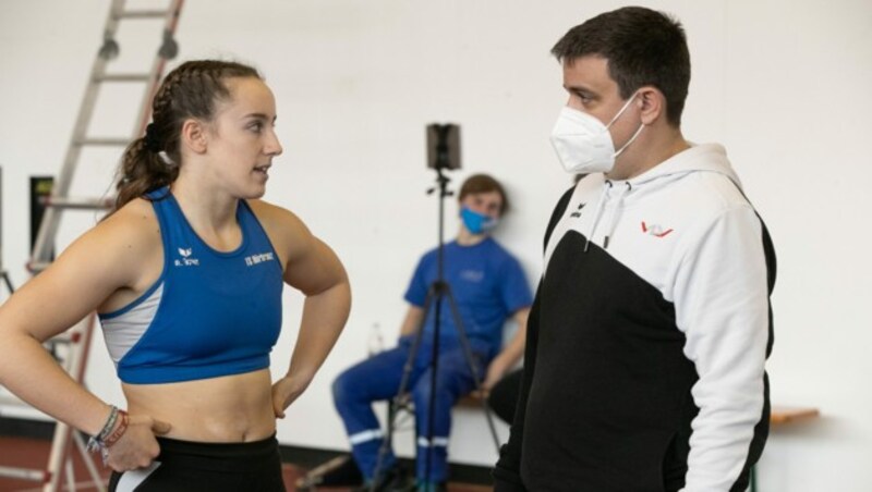 Siebenkampf-Vizestaatsmeisterin Chiara Schuler (li.) tauscht sich mit VLV-Sportdirektor Sven Benning aus. (Bild: Maurice Shourot)