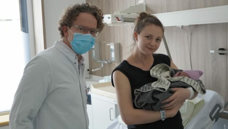 Laura mit Sohn Dimo und Peter Widschwendter, Primar der Gynäkologie und Geburtshilfe am LKH Hall (Bild: tirol kliniken/Schwamberger)
