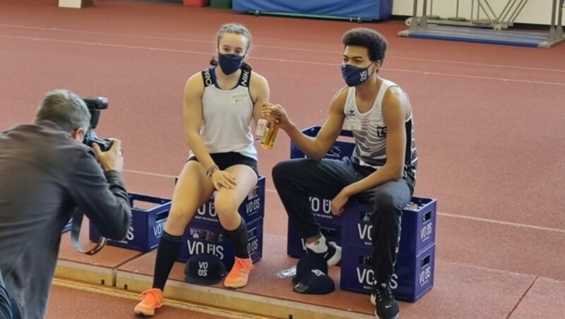 Chiara Schuler und Oluwatosin Ayodeji sind die Sieger des ersten „Dornbirner Silvesterspringen powered by Vo Üs“. (Bild: Peter Weihs/Kronenzeitung)