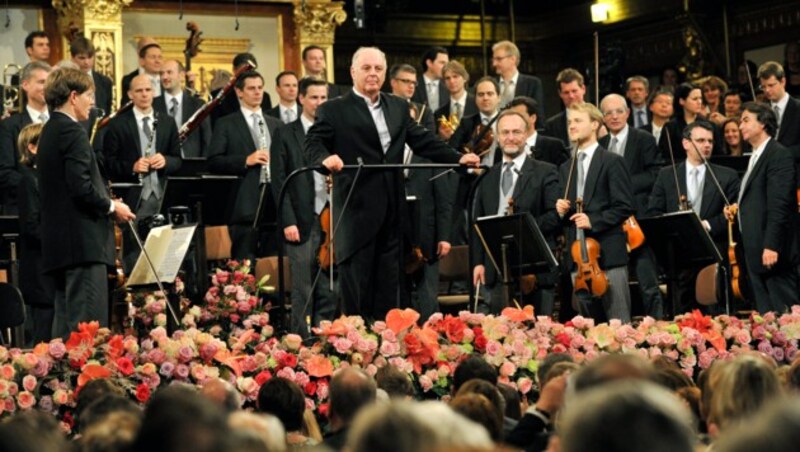 Daniel Barenboim und die Wiener Philharmoniker beim Neujahrskonzert 2014 (Bild: APA/HANS PUNZ)