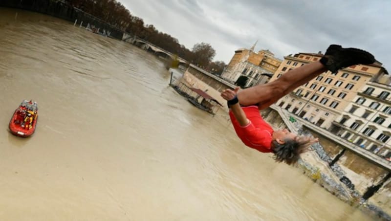 Marco Fois schlug einen Salto in den eiskalten Tiber. (Bild: APA/AFP/Alberto PIZZOLI)