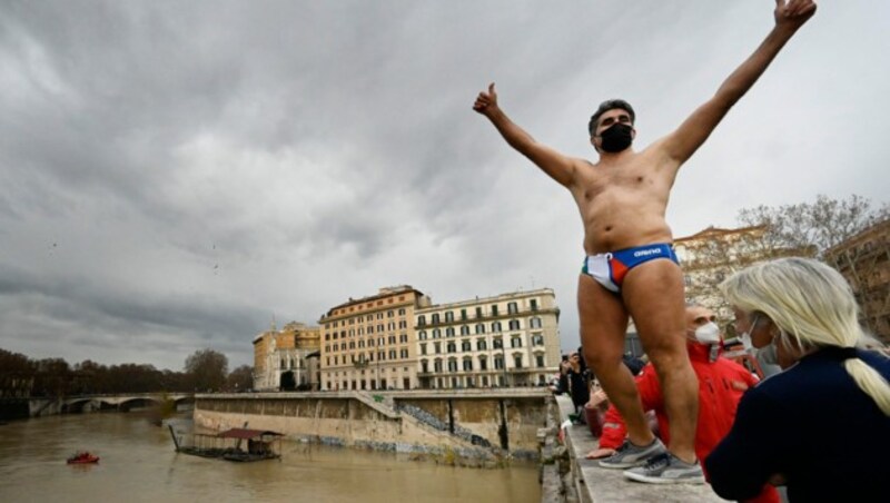 Vorbildlich: Taucher Valter Schirra hat sogar eine Maske auf! (Bild: APA/AFP/Alberto PIZZOLI)