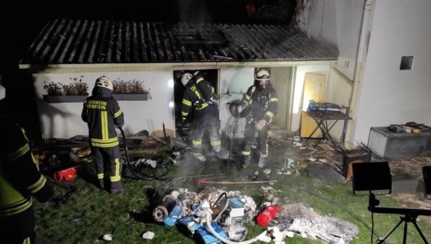 In Flammen ging ein Geräteschuppen in Hornstein auf. Ein Übergreifen der Flammen auf das Wohnhaus konnte in letzter Minute gerade noch verhindert werden. (Bild: BFKO Eisenstadt Umgebung)