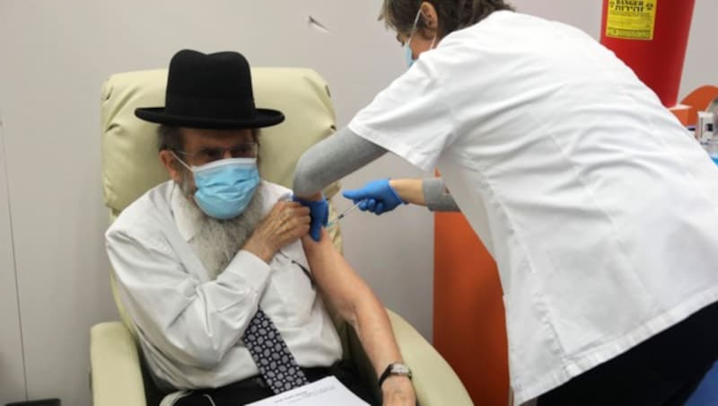 Ein ultra-orthodoxer Jude erhält in Jerusalem eine Impfung. (Bild: The Associated Press)