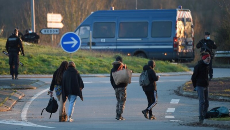 Die Polizei sperrte aufgrund des starken Zustroms an Besuchern Straßenkreuzungen und verteilte zahlreiche Strafzettel. (Bild: AFP/JEAN-FRANCOIS MONIER)