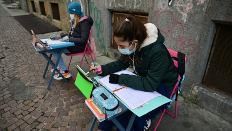 Italienische Schüler hatten zuletzt mehrfach für eine Rückkehr in die Schulen demonstriert. (Bild: AFP/Miguel MEDINA)