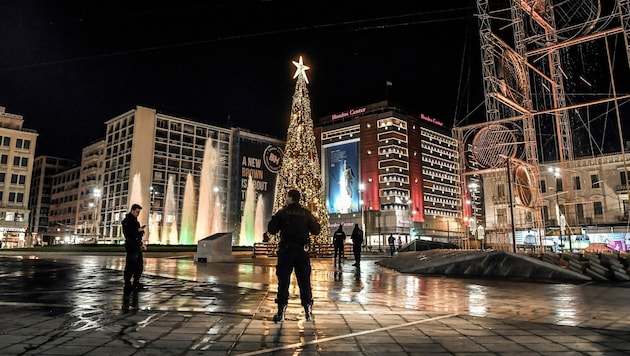 Polizeikontrollen in Athen (Bild: LOUISA GOULIAMAKI / AFP)