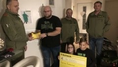 Chiara, Timo und Papa Raphael sind gerührt von so viel Hilfsbereitschaft. Neben der Volkshilfe sammelten auch die Kameraden von der Freiwilligen Feuerwehr Markt Neuhodis. (Bild: Schulter Christian)