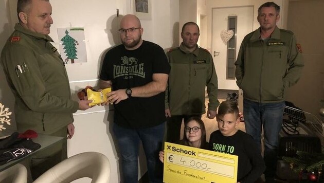 Chiara, Timo und Papa Raphael sind gerührt von so viel Hilfsbereitschaft. Neben der Volkshilfe sammelten auch die Kameraden von der Freiwilligen Feuerwehr Markt Neuhodis. (Bild: Schulter Christian)