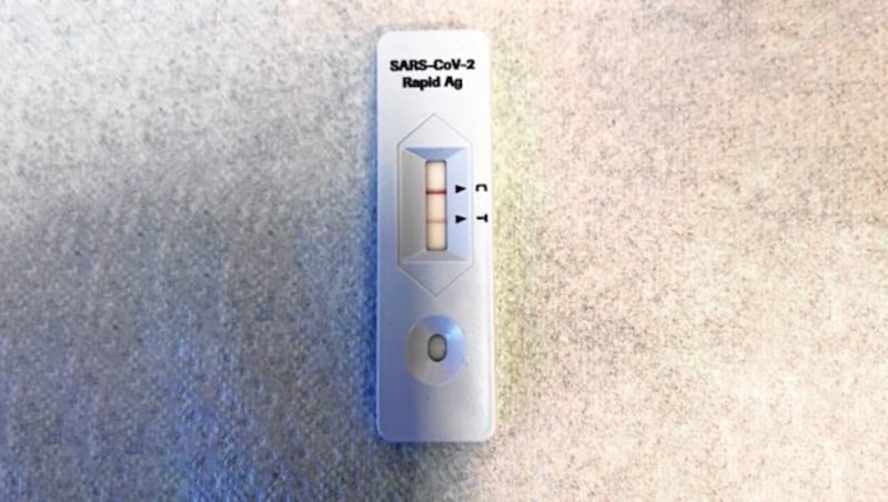 Ein Covid-Schnelltest. Das Ergebnis: Der Patient war positiv. (Bild: Kronen Zeitung, zVg, Krone KREATIV)