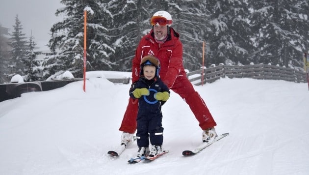 Skischulleiter Otto Großegger übt mit seinem Sohn Levi. (Bild: Holitzky Roland)