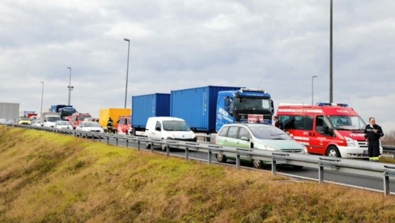 Sieben Sattelschlepper und neun Laster bildeten den Konvoi (Bild: Edi Aldrian)