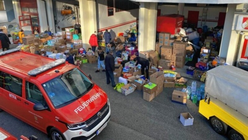 Unzählige Steirer mit Herz brachten tonnenweise Spenden (Bild: FF Laßnitzhöhe)