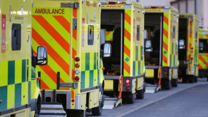 Parkende Rettungswagen vor dem Royal London Hospital (Bild: AFP)