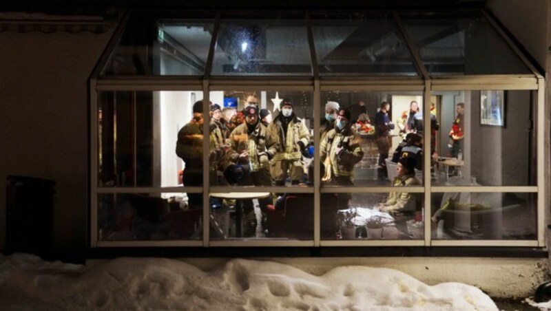 Auch in der Nacht ging der Einsatz der Rettungskräfte weiter. (Bild: AP/Fredrik Hagen)