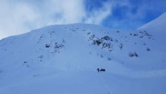 35 Bergretter und Alpinpolizisten aus Tamsweg waren Sonntagmittag im Lungauer Rosanintal im Einsatz. (Bild: Bergrettung Salzburg)