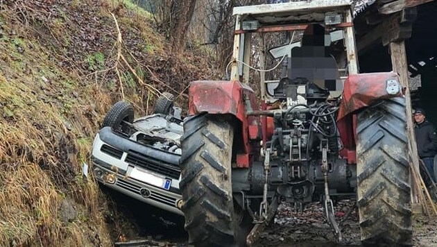 Der Pkw und blieb zwischen einem Traktor und dem Abhang stecken. (Bild: FF Köflach)