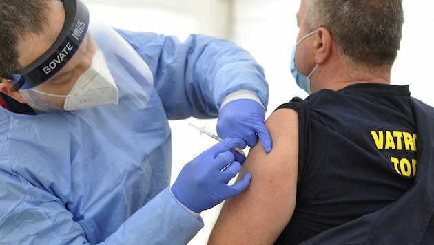 Eine Corona-Impfung in Kroatien (Bild: The Associated Press)