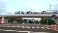 Als Lightrail-Garnitur wird die Linzer Stadtbahn die Hafenstraße überqueren (Bild: Schiene OÖ)