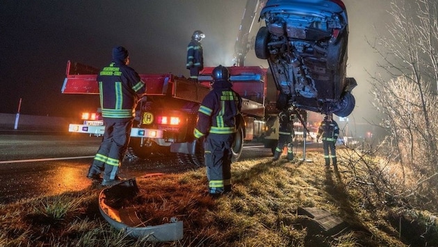 Feuerwehrmänner beim Abtransport des Q5-Wracks (Bild: Einsatzdoku.at)