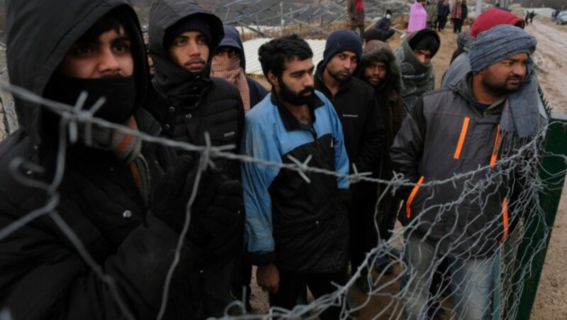 Obdachlose Flüchtlinge auf dem Gelände des zerstörten Lagers nahe der bosnischen Gemeinde Lipa (Bild: The Associated Press)