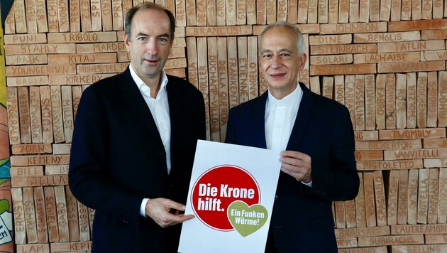 „Krone“-Chef Dichand und „Caritas“-Präsident Landau (re.) mit einem gemeinsamen Hilfs-Logo (Bild: Jöchl Martin)
