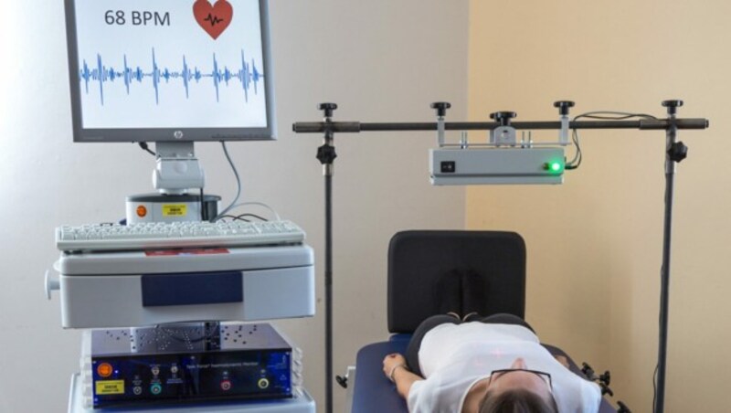 Die Messung von Herzschlag und Atmung erfolgt kontaktlos. Im BrainEpP-Projekt soll die Radartechnik allerdings unter dem Bett eingebaut werden. (Bild: BrainEpP)