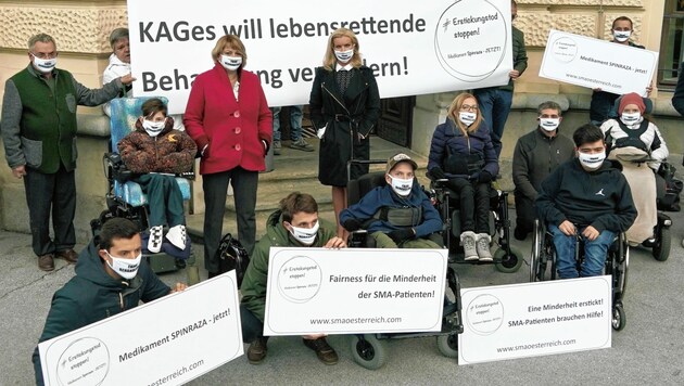 Anwältin Karin Prutsch (Mitte, stehend) vertritt zahlreiche SMA-Patienten (Bild: Sepp Pail)