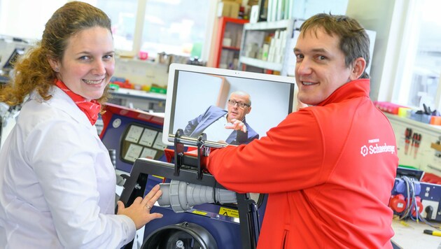 Klaus und Barbara Schneeberger treiben mit Alois Keplinger (am Bildschirm) die Entwicklung voran. (Bild: TIM/Simlinger)