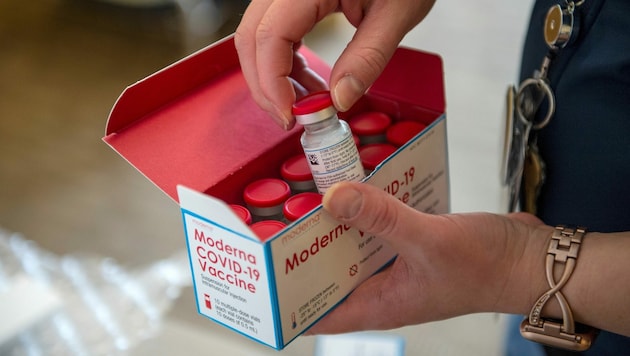 Die EMA lässt Booster-Impfungen mit dem Impfstoff des US-amerikanischen Herstellers Moderna zu. (Bild: APA/AFP/Joseph Prezioso)