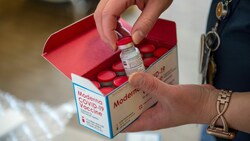 Die EMA lässt Booster-Impfungen mit dem Impfstoff des US-amerikanischen Herstellers Moderna zu. (Bild: APA/AFP/Joseph Prezioso)