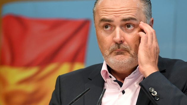 Karten auf den Tisch? Nach monatelanger Debatte fordern immer mehr SPÖ-Granden Doskozil auf, sich aus der Deckung zu wagen. (Bild: APA/ROLAND SCHLAGER)