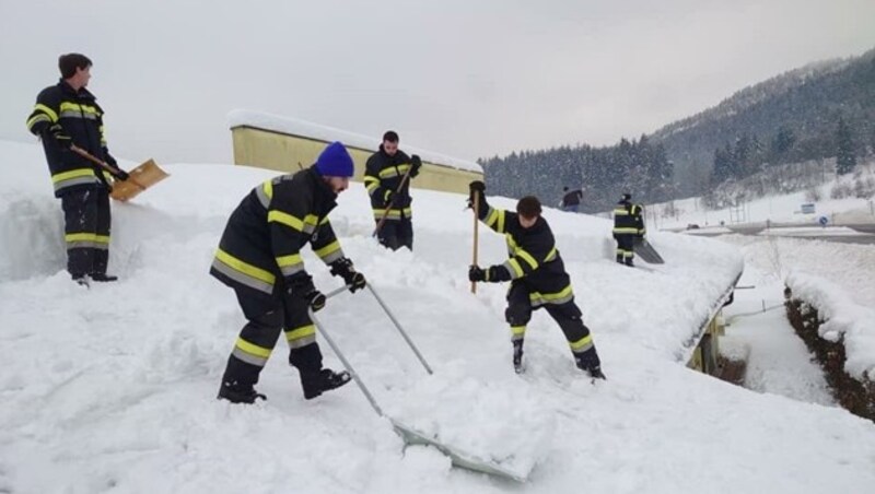 Die Schneeräumarbeiten in Oberkärnten und Osttirol laufen. (Bild: Freiwillige Feuerwehr Möltschach)