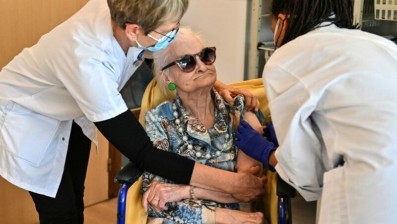 Eine Seniorin in Montpellier erhält den Pfizer-Biontech-Impfstoff. (Bild: APA/AFP/Pascal GUYOT)