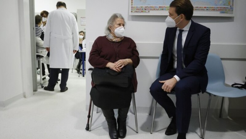 Frau Hofer wurde geimpft, Herr Kurz erkundigt sich. (Bild: APA/BUNDESKANZLERAMT/DRAGAN TATIC)